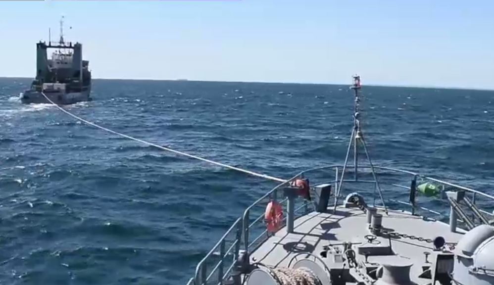 VIDEO. Dragorul maritim avariat după ce a lovit o mină a fost adus în port. Cei 75 de militari de pe navă au stat toată noaptea în larg