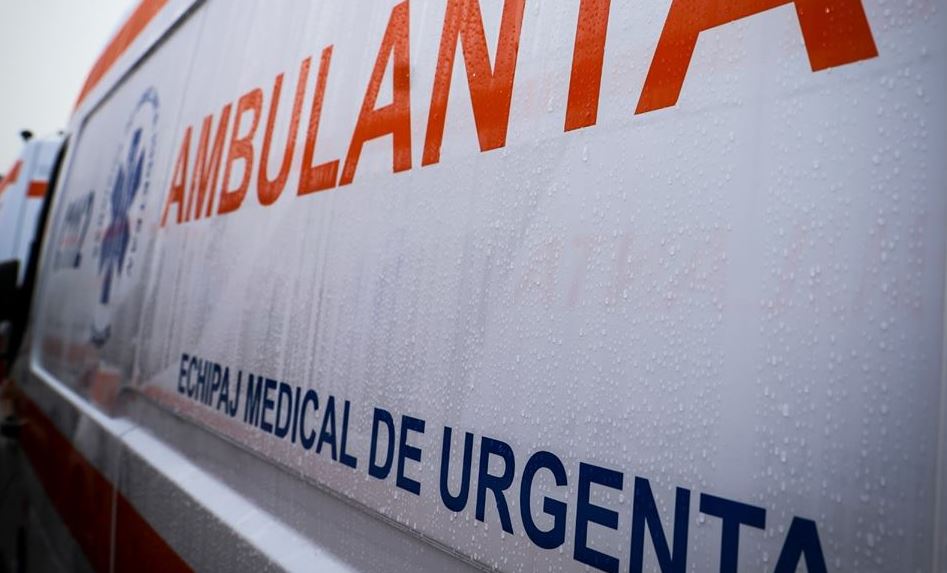 Un bărbat a atacat cu pumnii şi picioarele o ambulanţă care oprise într-o intersecție