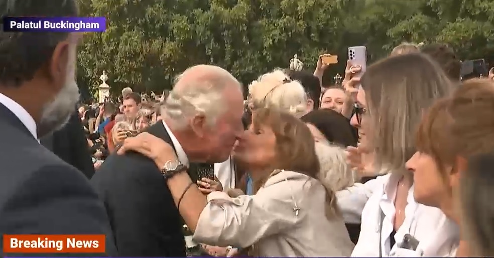 VIDEO. O femeie l-a sărutat pe Charles în timp ce noul rege făcea prima baie de mulțime în fața Palatului Buckingham