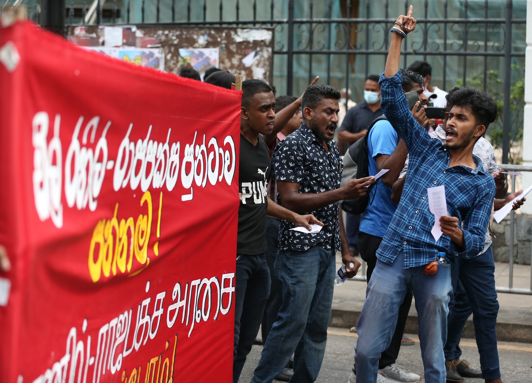 Sri Lanka va primi un împrumut de aproape 3 miliarde de dolari de la FMI. Protestele uriașe continuă în țara aflată în colaps
