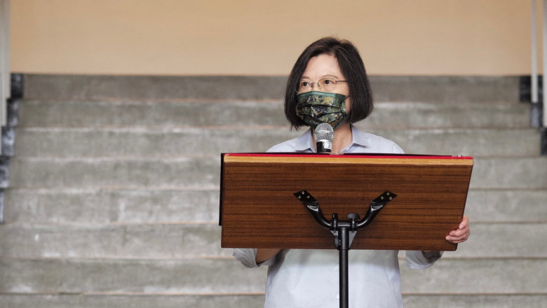 Tsai Ing-wen cu mască, la pupitru