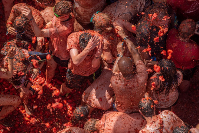 La Tomatina celebrates its 75th anniversary with 130 tons of tomatoes in the streets of Buñol.