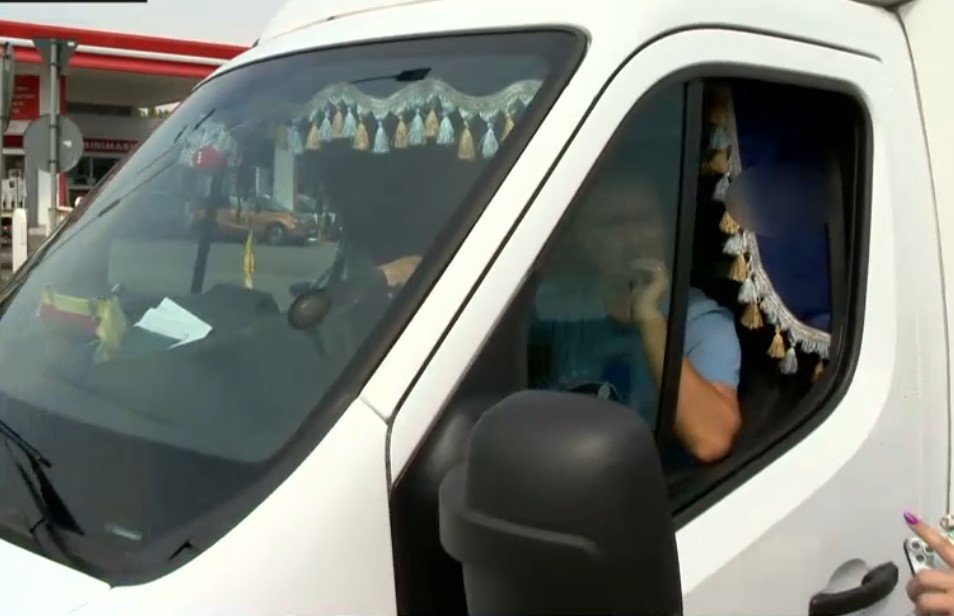 În ciuda amenzilor mari, mulți șoferi refuză să renunțe la decorațiunile din parbriz: „Au un rol. Umbră și aspectul foarte frumos”