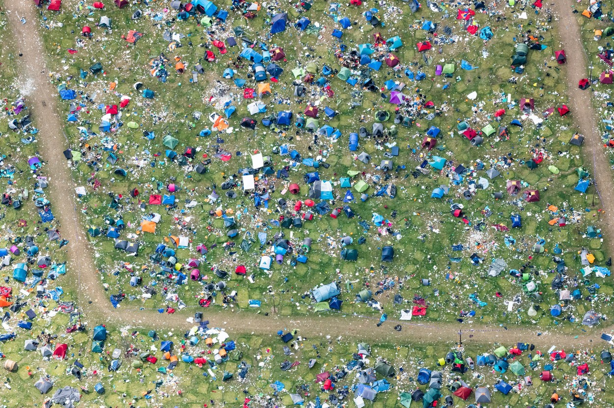 Organizatorii unui festival celebru au fost șocați să vadă de sus ce au lăsat în urmă spectatorii, în Anglia