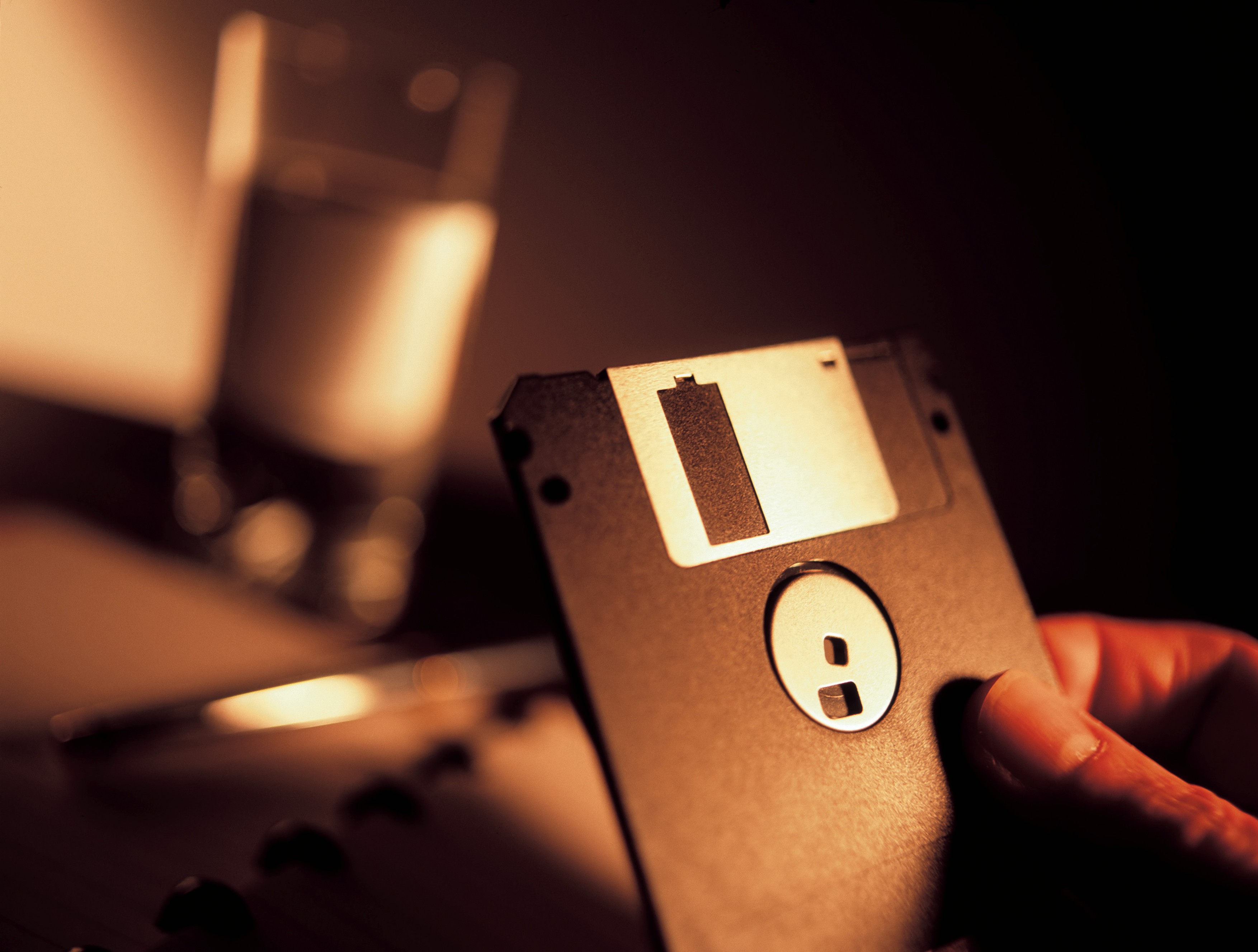 În Japonia, „dosarul cu șină” e vechiul „floppy disk”. Autoritățile declară război dischetelor, devenite simboluri ale birocrației