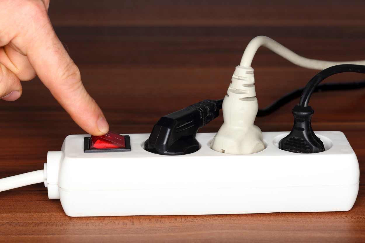 Comisia Europeană ar putea cere tuturor statelor membre să prezinte planuri în care să arate cum fac economie la energia electrică