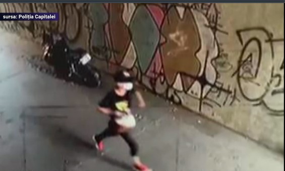 VIDEO Femeie de 78 de ani jefuită pe o stradă din București. Poliţia cere ajutorul populaţiei pentru găsirea hoțului