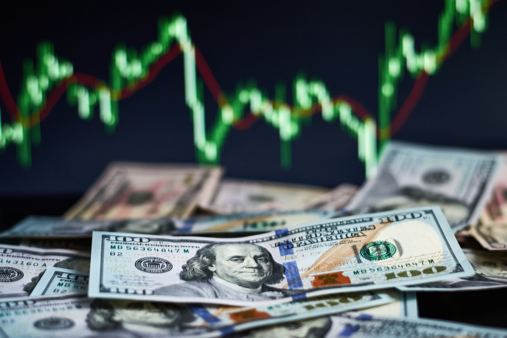 Dolarul american atinge un nou record fata de leu si euro