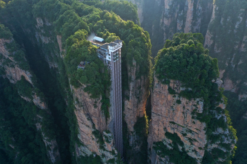 World's tallest outdoor elevator wows visitors in central China