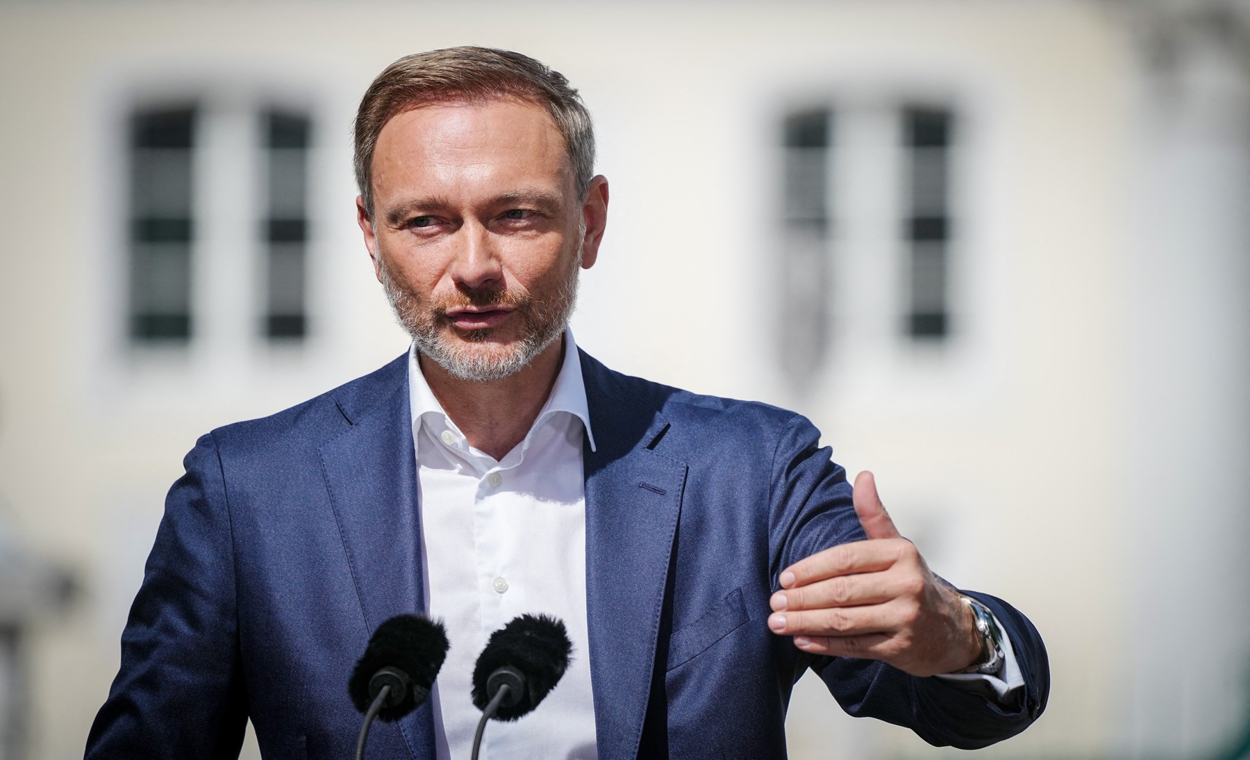 Miniştrii de finanţe din țările G7, de acord să plafoneze preţul petrolului din Rusia