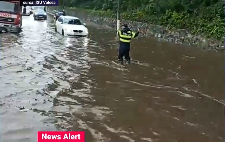 Inundații pe Valea Oltului, după ploi torențiale. Județul Vâlcea este sub cod roșu