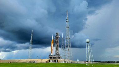 misiunea Artemis 1 a NASA, ansamblul compus din racheta lansatoare SLS și nava Orion, pe rampa de lansare la Cape Canaveral, Florida