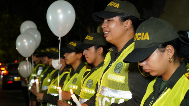 politiste cu lumanari si baloane la omagiul unor politisti ucisi