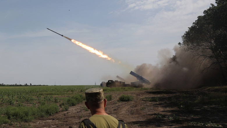 sisteme de artilerie reactivă Uragan ucrainene trag asupra pozițiilor armatei ruse