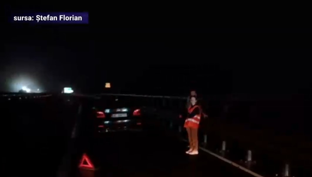 VIDEO Mașini avariate pe autostradă, după ce au trecut printr-o groapă. Polițiștii au închis prima bandă