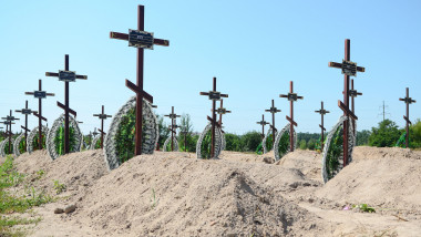 cruci ale mormintelor civililor neidentificați uciși în războiul din Ucraina, regiunea Kiev