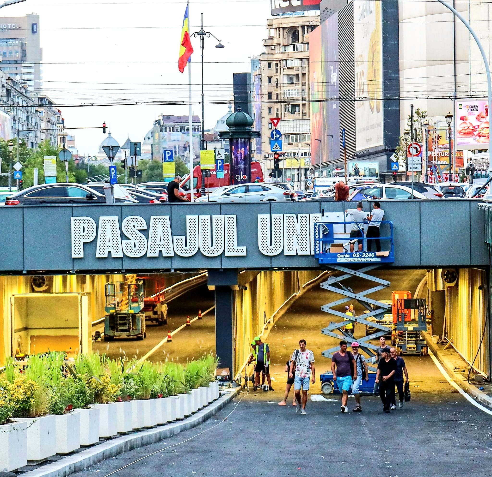 Un nou incident în Pasajul Unirii. Un camion a rămas blocat în tunel, după ce şoferul a ignorat limitatorul de înălţime