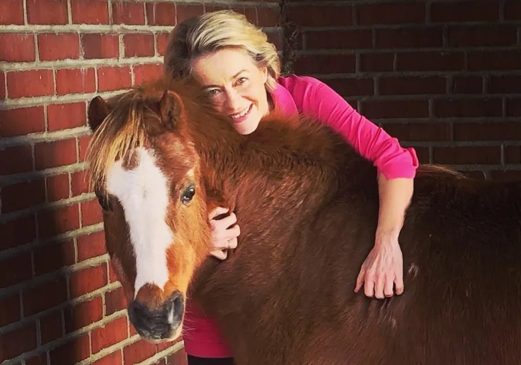 Ursula von der Leyen a rămas fără unul dintre poneii săi, care a fost ucis de lupi în apropierea casei