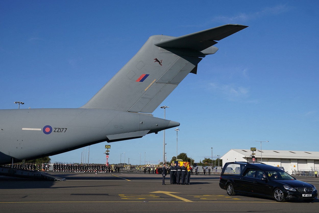 Avionul care a adus sicriul Reginei Elisabeta a II-a la Londra a fost cel mai urmărit din istorie