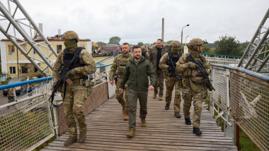 zelenski si soldatii ucraineni in izium