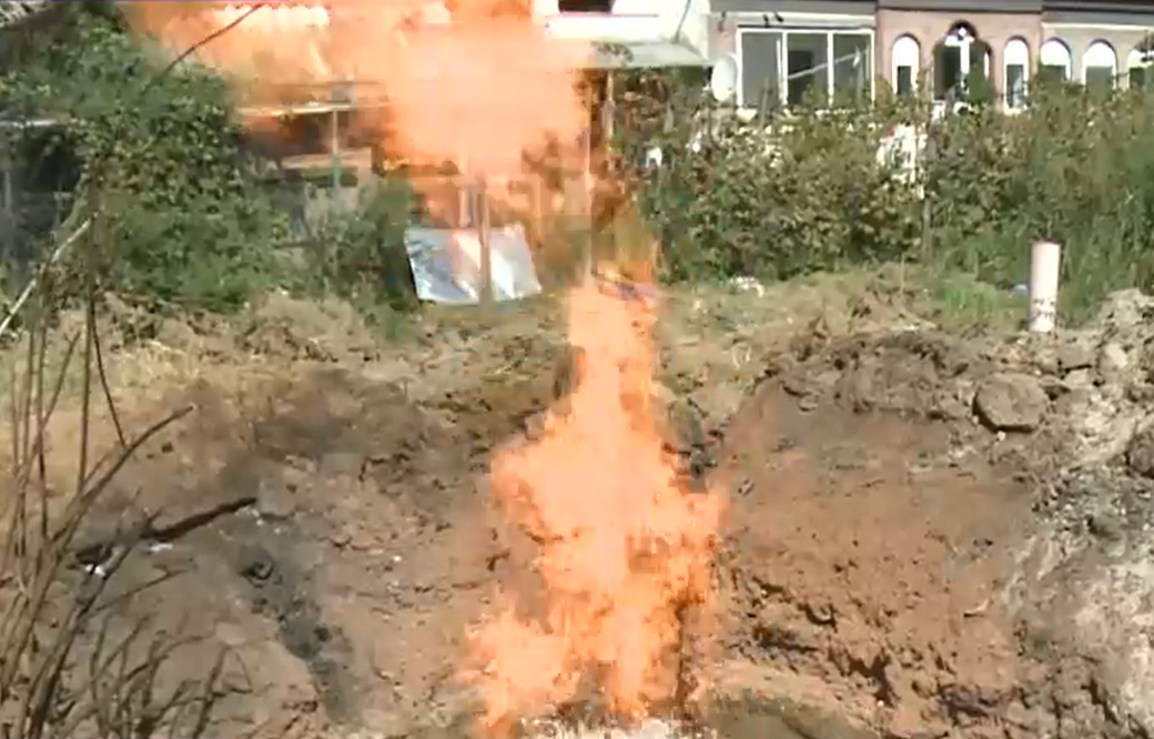 Un bărbat din Dolj care săpa un puț a dat peste o pungă de gaze. Focul arde de câteva zile în curtea sa