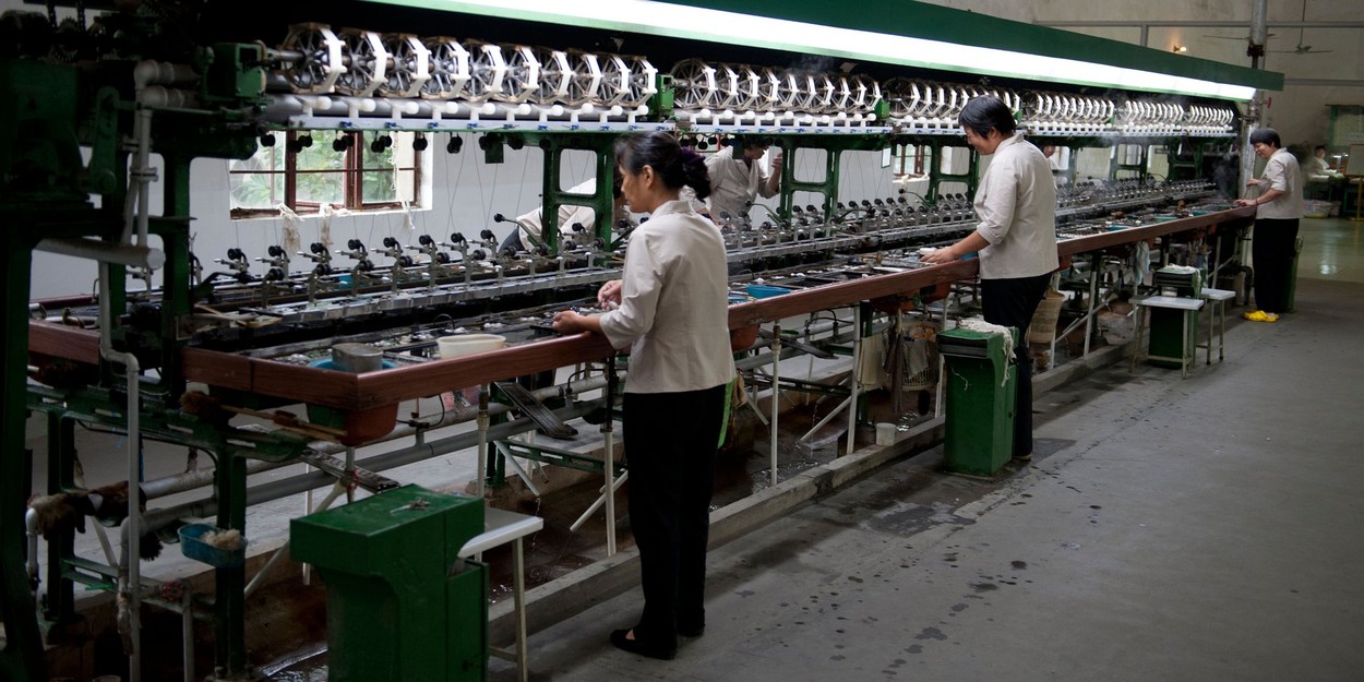 Comisia Europeană propune interzicerea pe piaţa UE a produselor obţinute prin muncă forţată