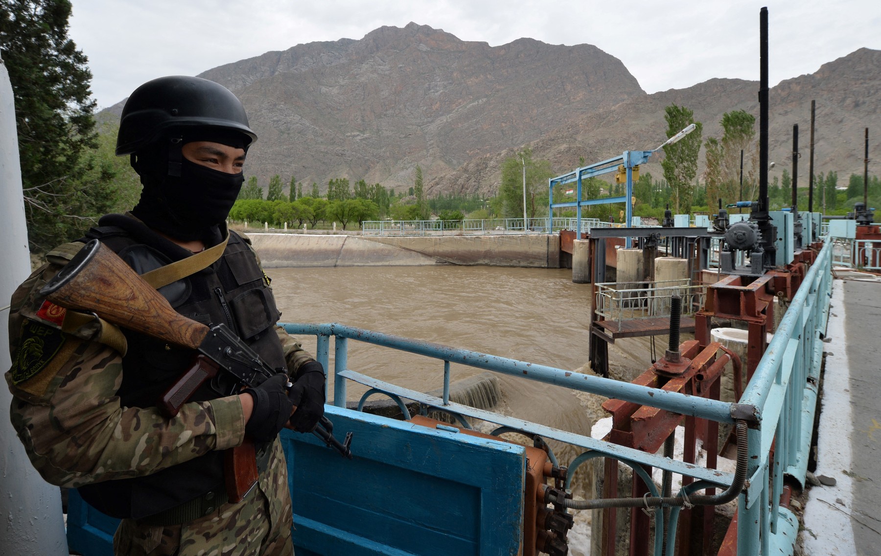 Focuri de armă și bombardamente la granița dintre Kîrgîzstan și Tadjikistan. Au fost înregistrate victime de ambele părți