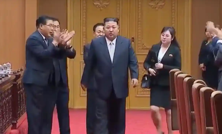 Mai nou, Kim Jong-un apare în public alături de o femeie misterioasă și toată lumea se întreabă cine este
