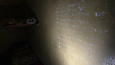 text în ucraineană scrijelit pe perete