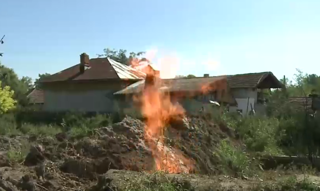 Femeia care a dat de gaze când săpa un puț se alege cu o pagubă de 20.000 de euro și cu grădina betonată