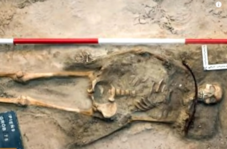 Scheletul unei femei "vampir" a fost găsit într-un cimitir din Polonia. Avea o coasă în jurul gâtului și un lacăt la picior