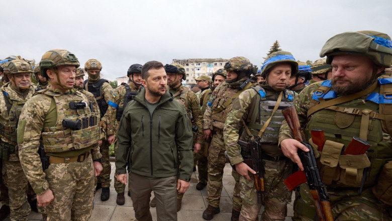 zelenski alaturi de soldati ucraineni