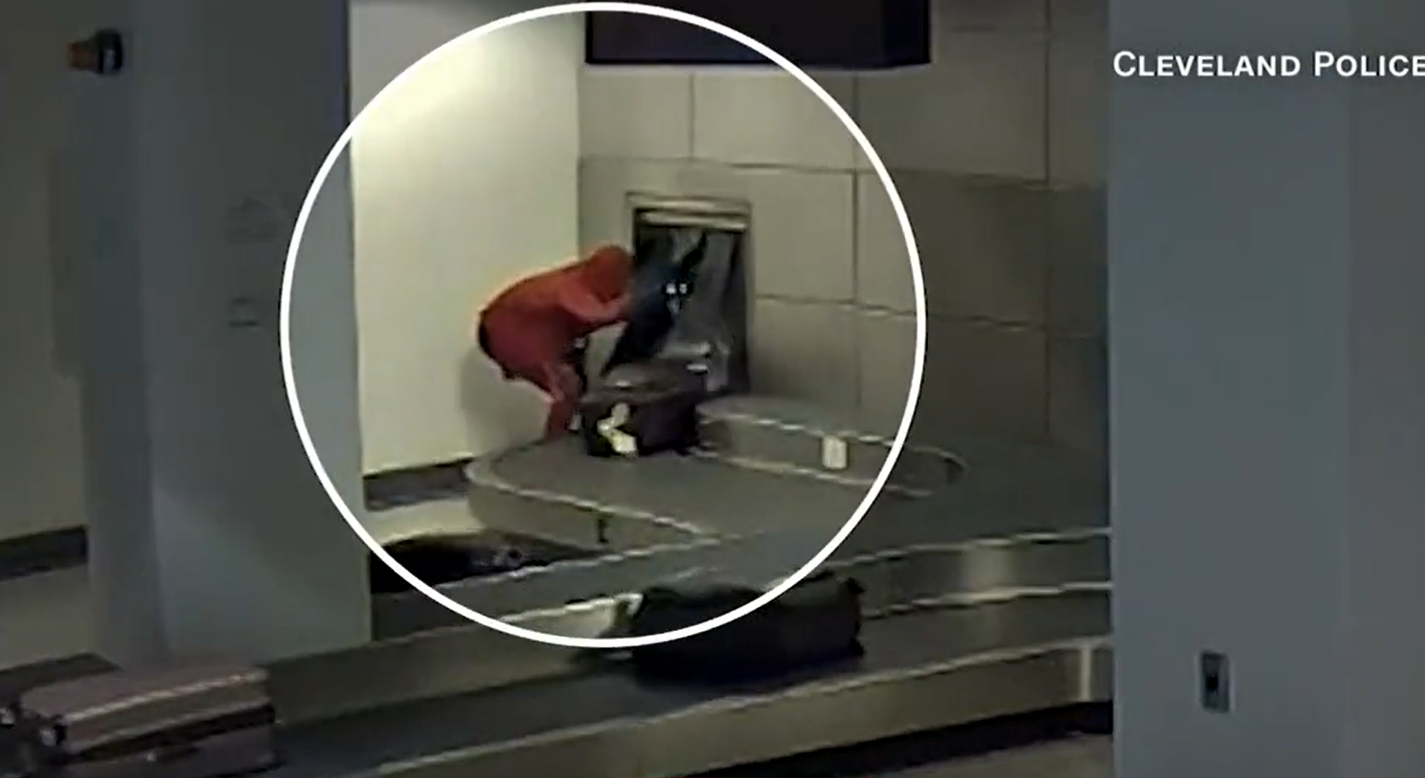 Bărbat filmat în timp ce urcă pe banda rulantă pentru bagaje dintr-un aeroport. A spus că își pierduse pantofii de 1.000 $