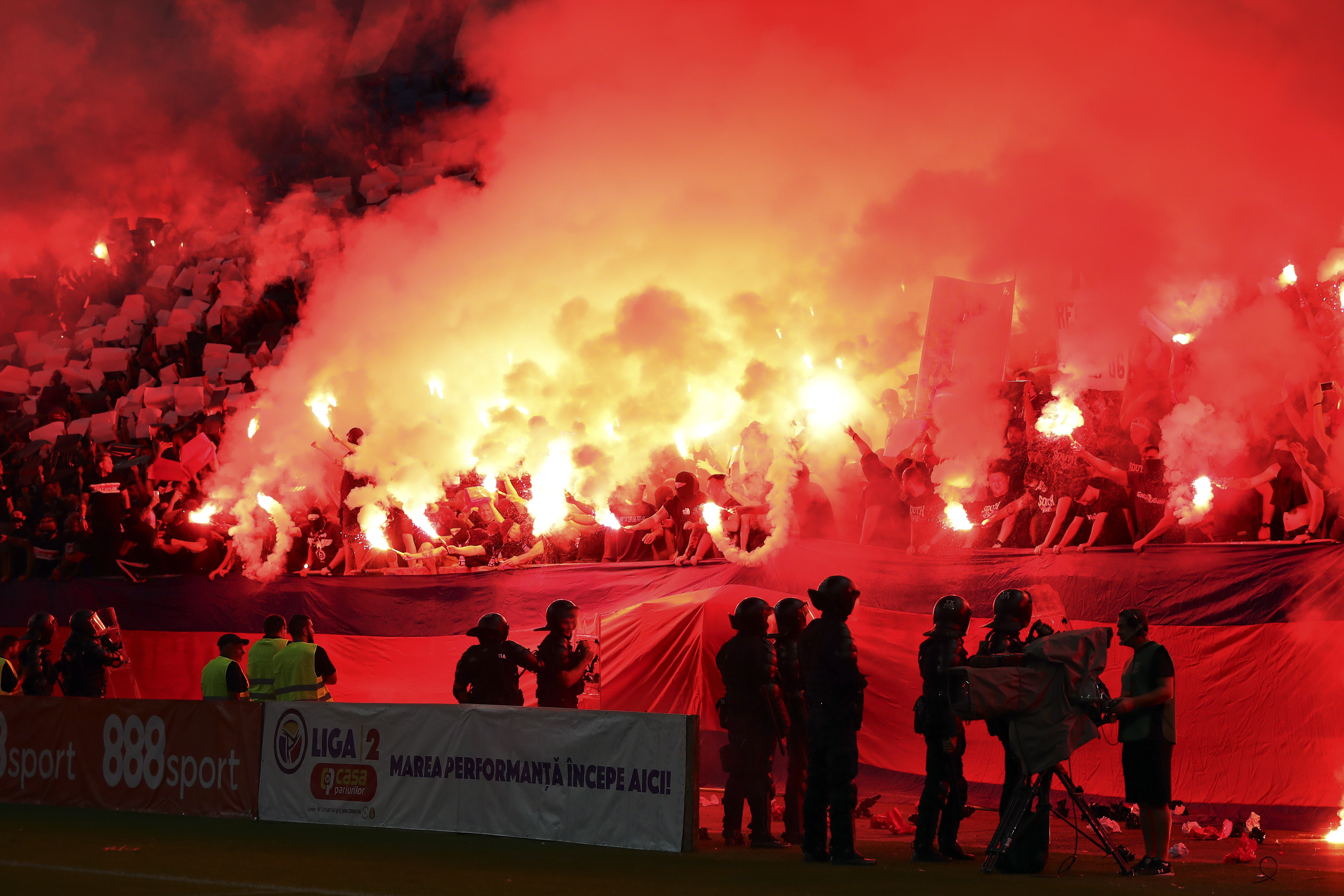 Dosare penale după violențele de la meciul Dinamo-Steaua din weekend și amenzi de 125.000 de lei