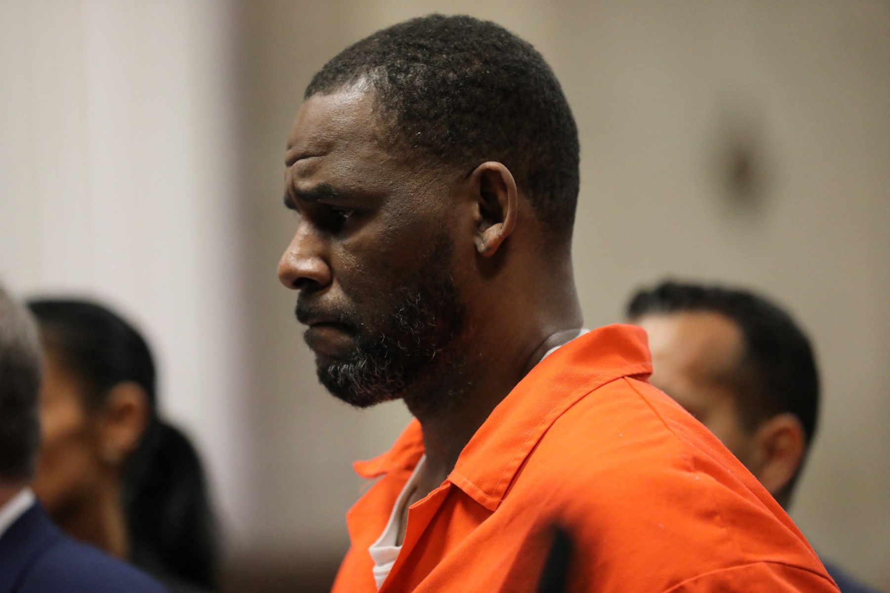 R. Kelly a fost găsit vinovat de pornografie infantilă. Cântăreţul riscă să fie condamnat la închisoare pe viață