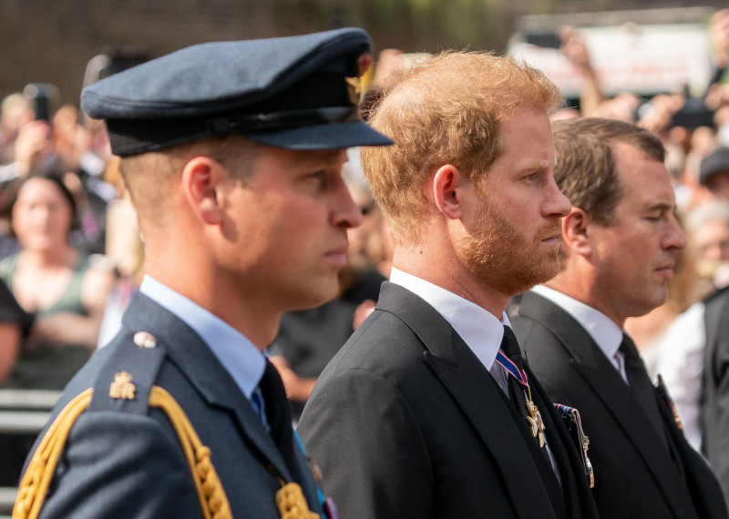 The Queen's coffin Bearing her crown passes from Buckingham Palace to Westminster Hall.