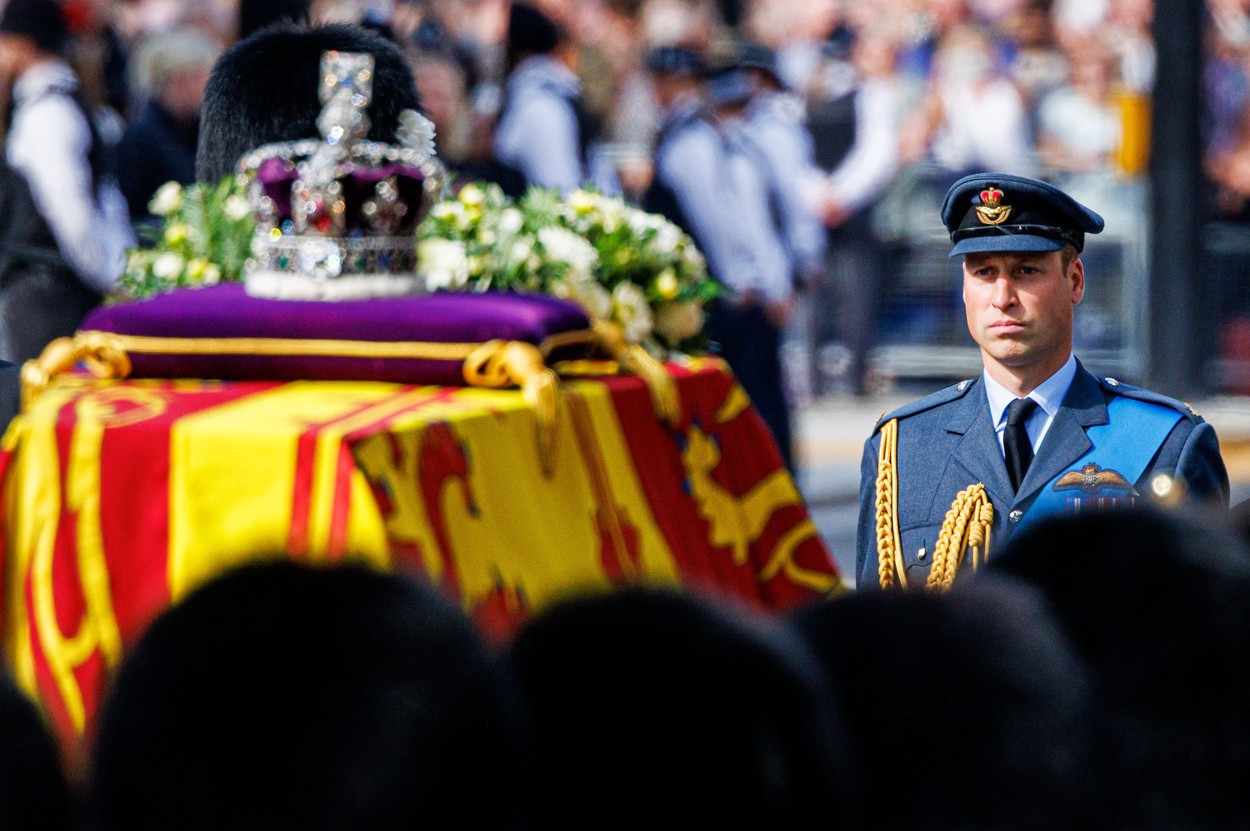 Prinţul William a mărturisit cât de greu i-a fost să meargă în urma sicriului Reginei: „Mi-a stârnit niște amintiri”