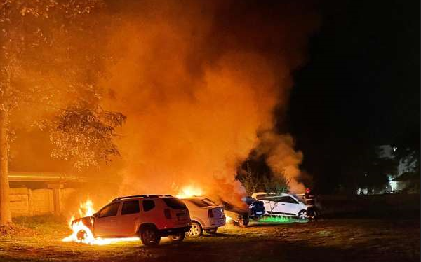 Un microbuz și opt mașini au ars pe o stradă din Bacău. Cauza este încă necunoscută