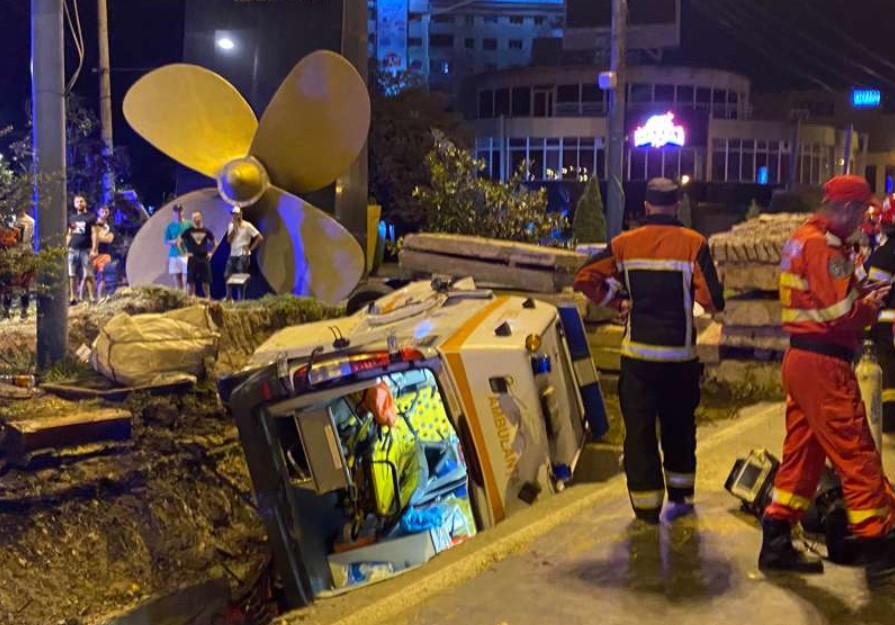 O ambulanță în misiune s-a răsturnat într-un șanț, după ce s-a izbit de un taxi. Printre victime se află și un copil