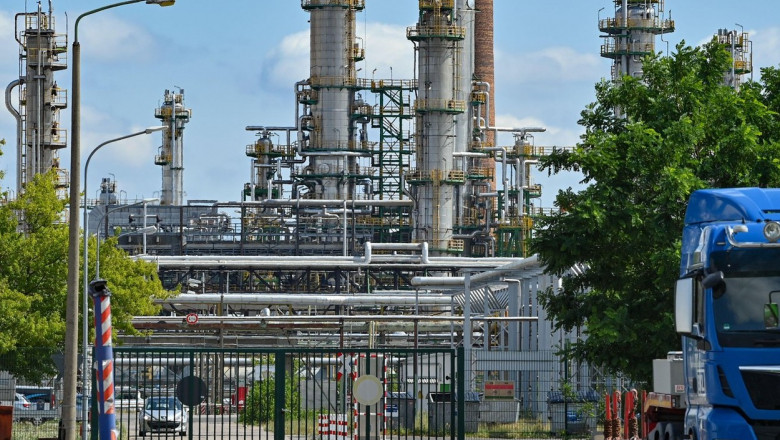 04 July 2022, Brandenburg, Schwedt/Oder: Crude oil processing facilities on the site of PCK-Raffinerie GmbH. On the same day, a second meeting of the federal-state project group on the future of the oil refinery in Schwedt will be held. At noon, there is