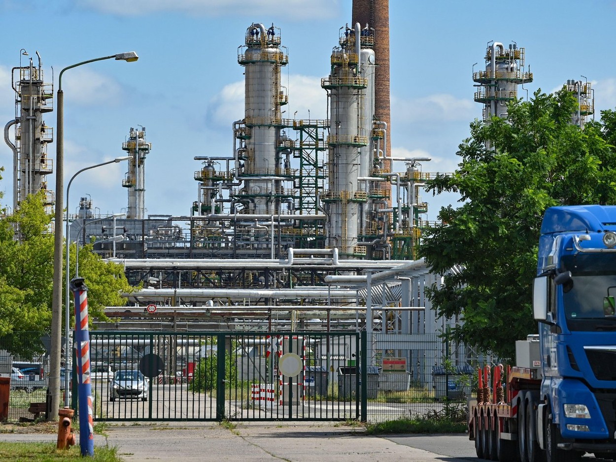 Germania preia controlul a trei rafinării rusești deținute de compania Rosneft
