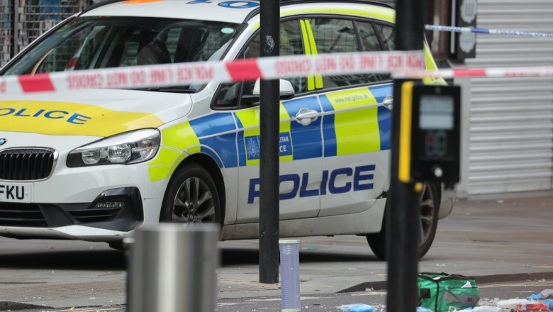 Doi poliţişti au fost înjunghiaţi în centrul Londrei.