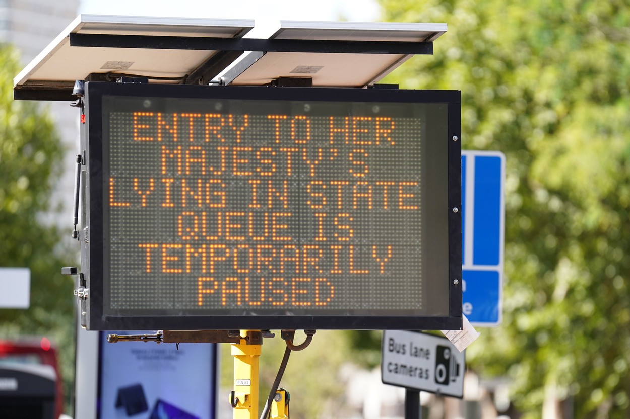 Guvernul britanic a suspendat accesul la catafalcul reginei din cauza numărului mare de oameni