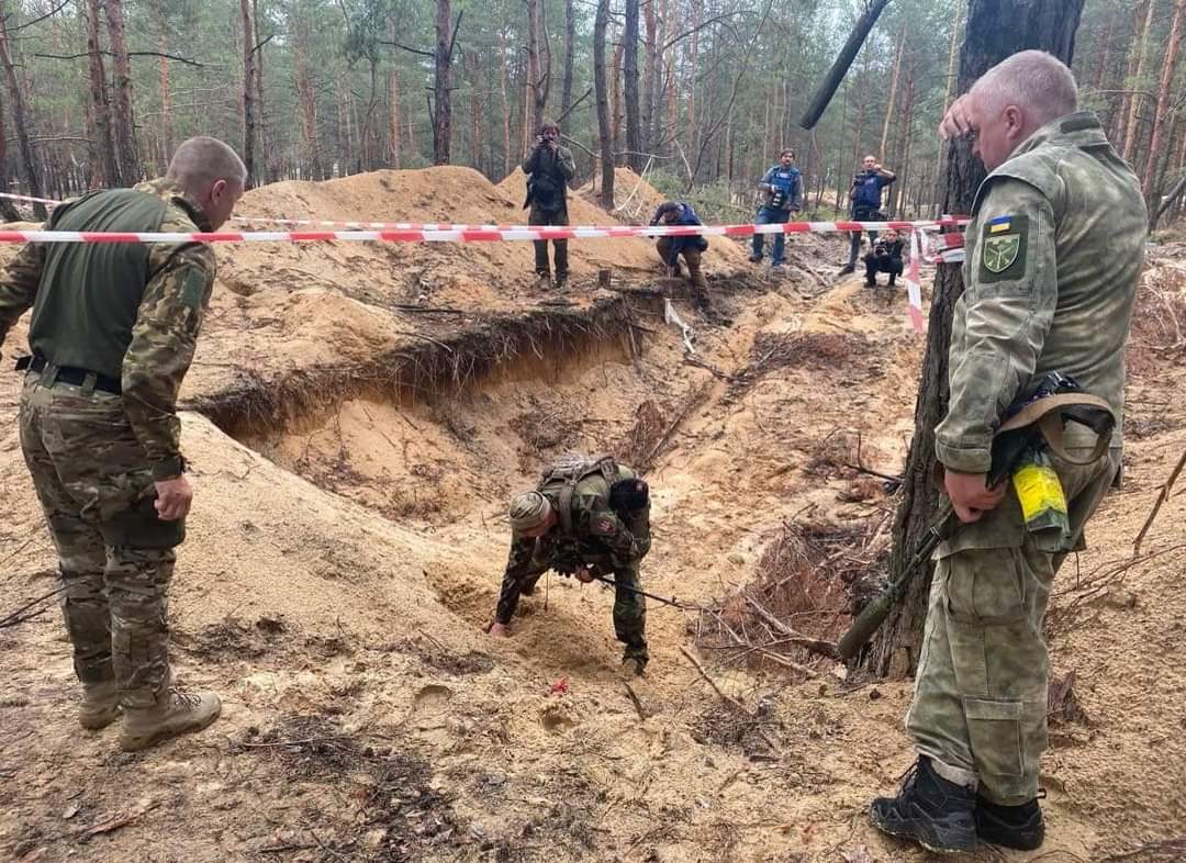 Cadavrele găsite în groapa comună din orașul Izium eliberat de forțele ucrainene aveau mâinile legate