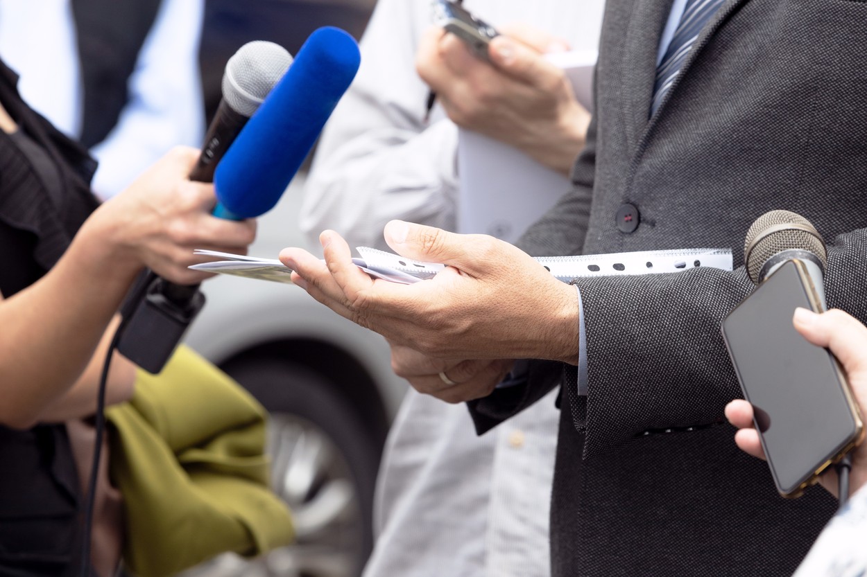 „Lege pentru libertatea mass-media”. Proiectul UE cere autorităților să ancheteze plângerile jurnaliștilor și interzice spionarea lor