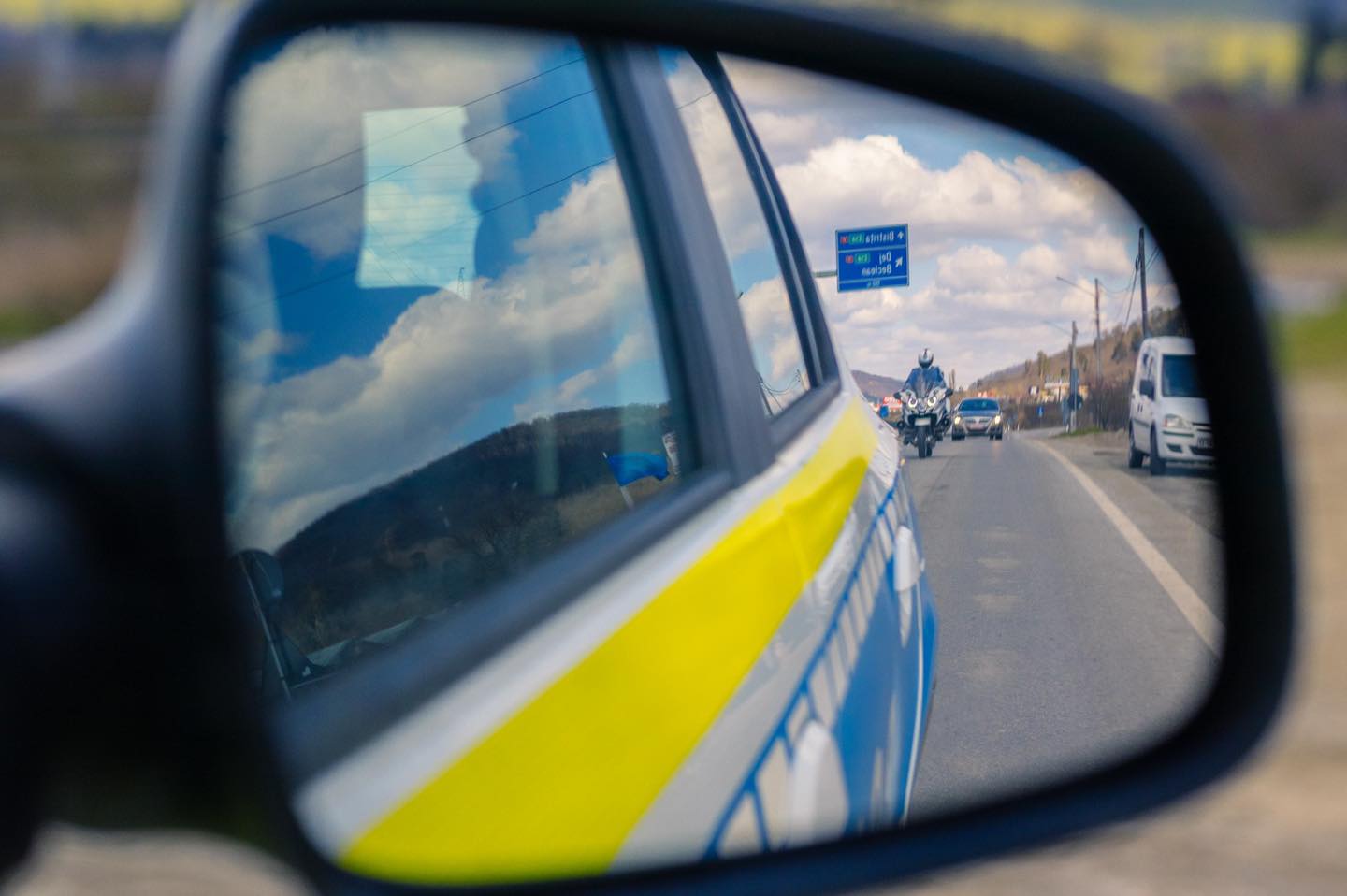 Un tânăr care a fugit din arest la domiciliu a fost prins după ce a condus beat şi a intrat cu mașina într-un copac