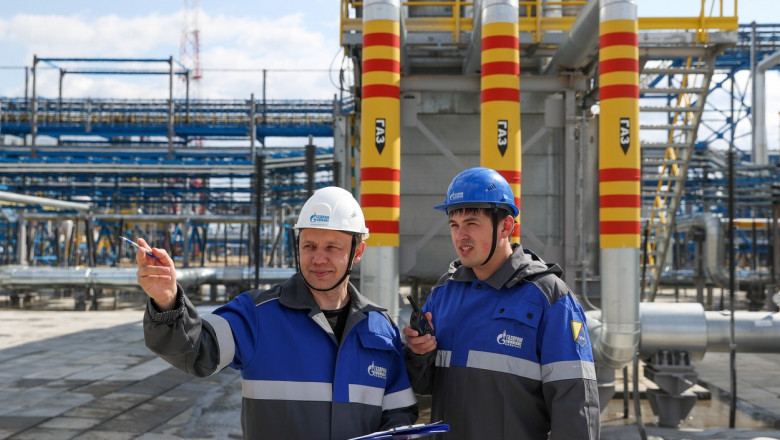 Angajați Gazprom lângă o instalație de gaze