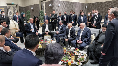 putin la masa pe canapea cu lideri de la summitul din uzbekistan