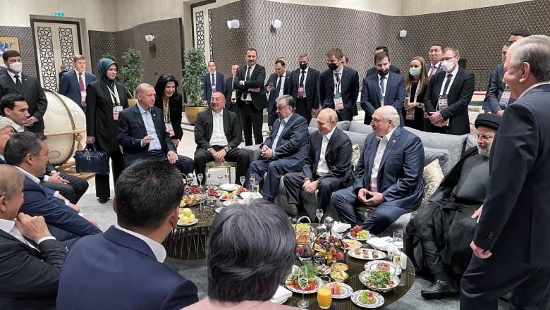 putin la masa pe canapea cu lideri de la summitul din uzbekistan