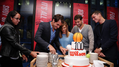 Roger Federer taie un tort alături de Simona Halep